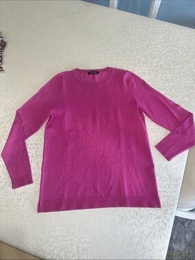 525 America Women's Crewneck Sweater in Bright Fuchsia size M like new